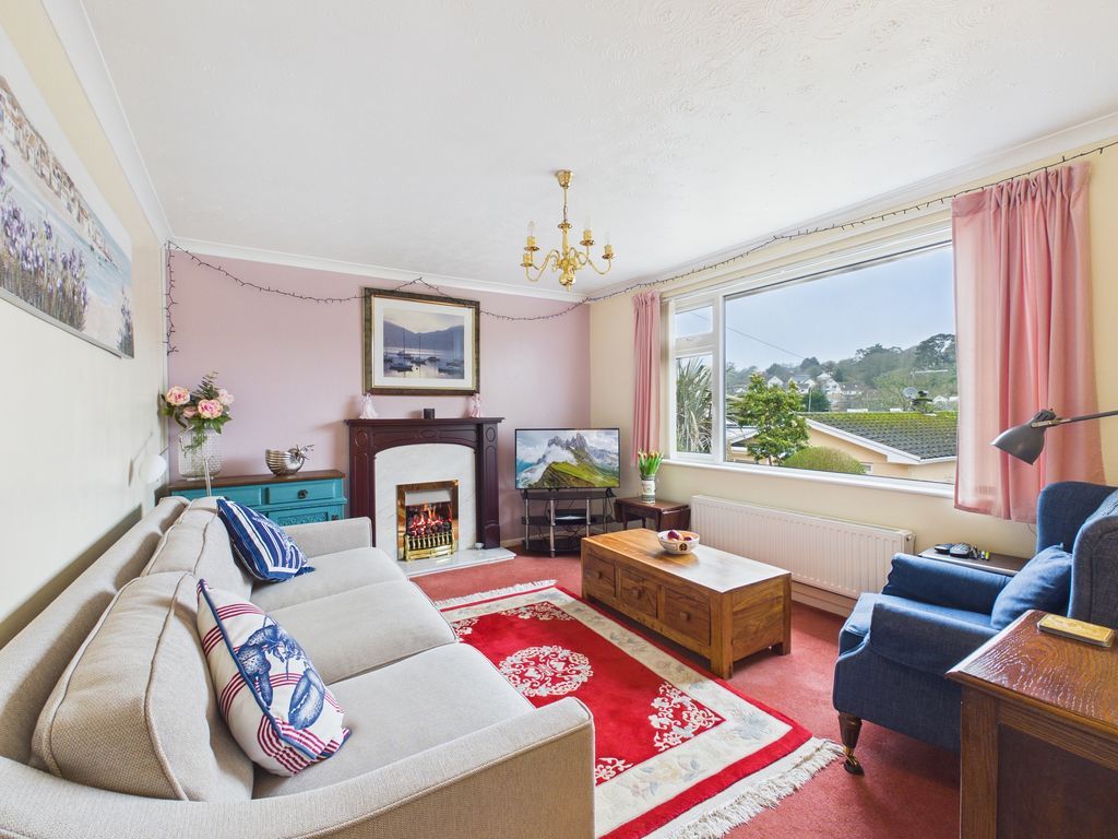 Property photo 3 of 12 Lounge