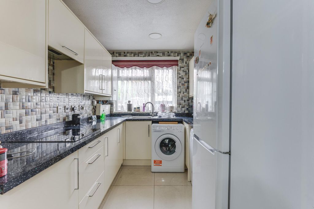 Property photo 3 of 19 Kitchen