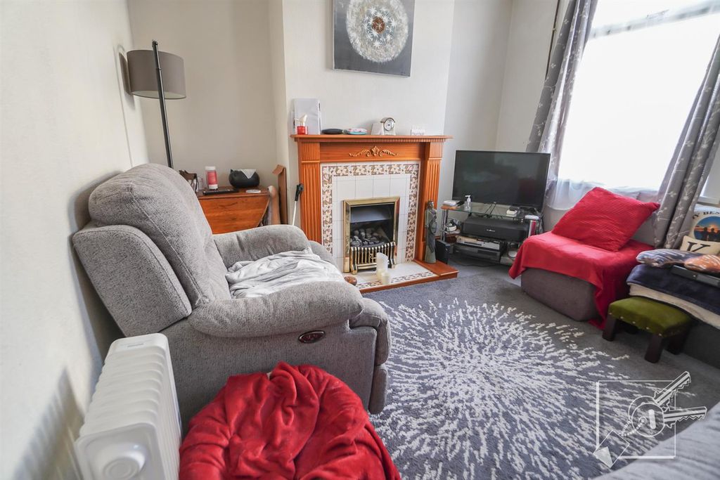 Property photo 3 of 21 Lounge