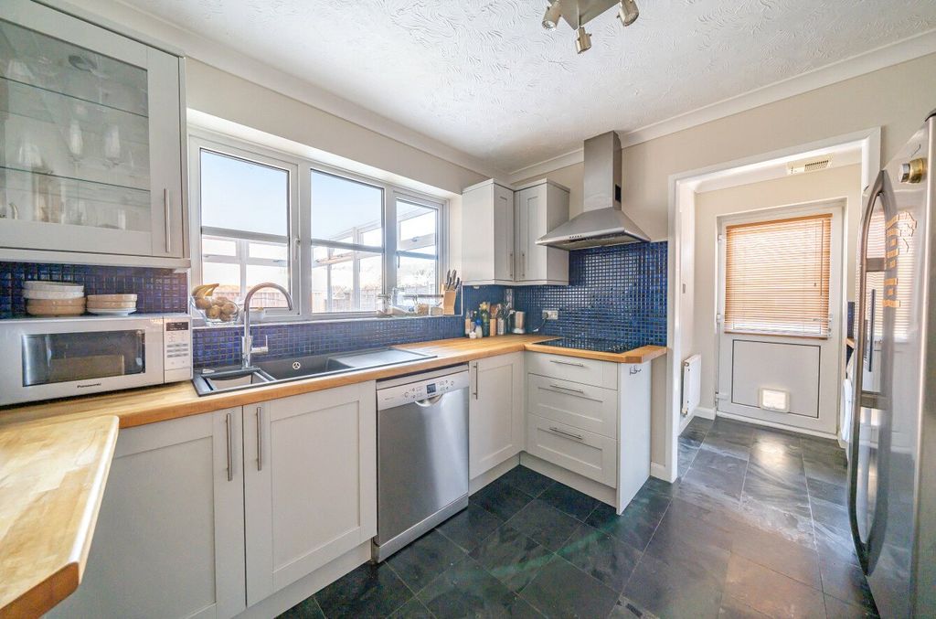 Property photo 3 of 12 Kitchen
