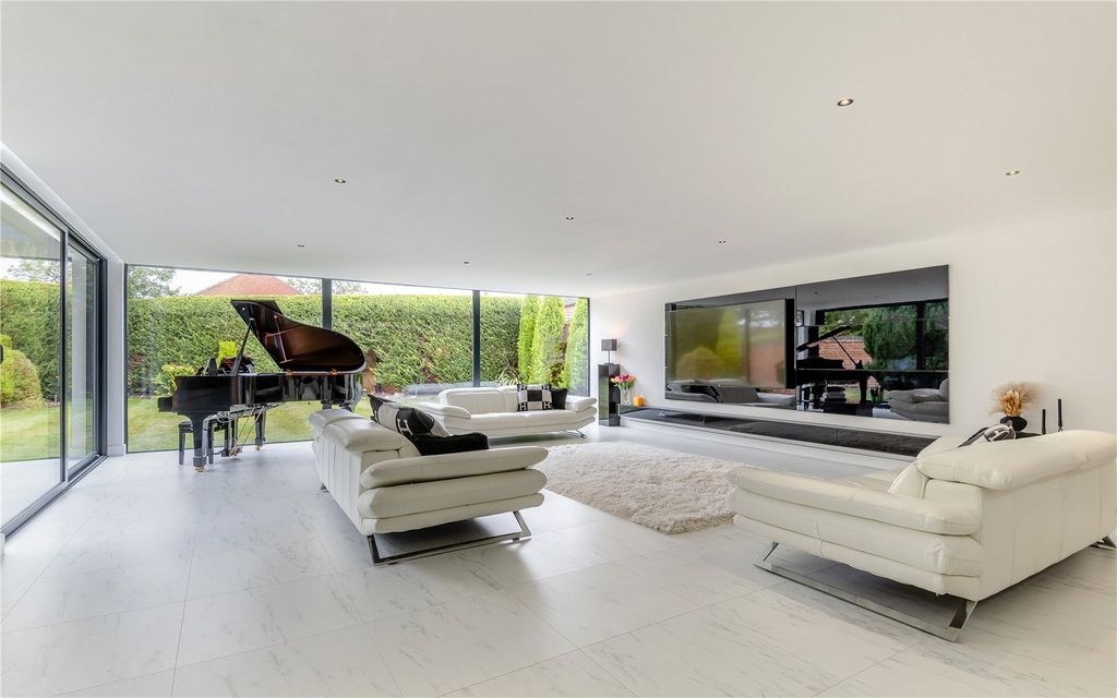 Property photo 3 of 20 Living Room