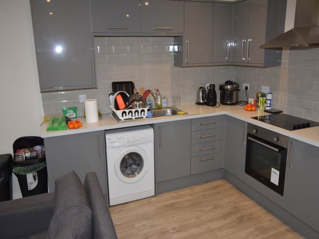 Property photo 2 of 9 Kitchen 2