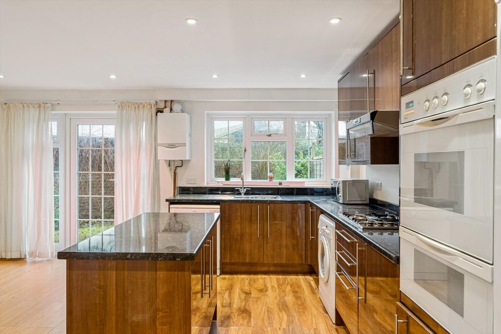 Property photo 3 of 19 Image