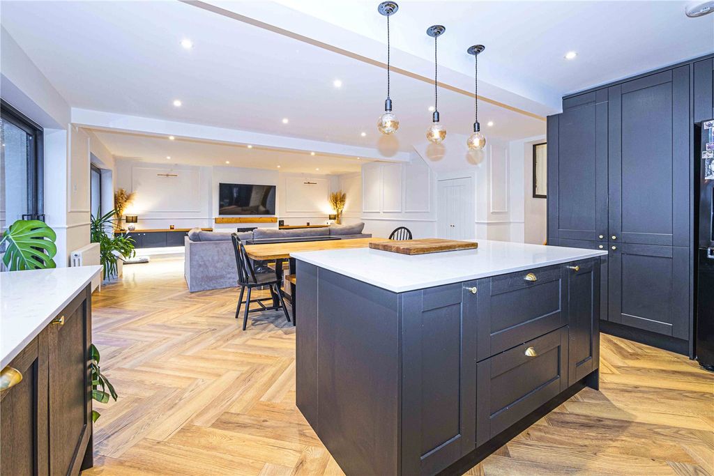 Property photo 2 of 27 Picture No. 43