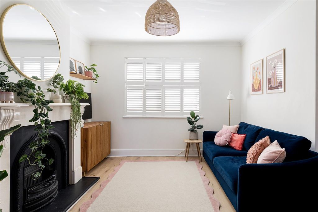 Property photo 2 of 25 Cowley Road, E11