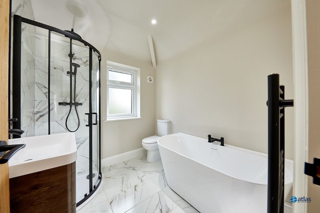 Property photo 2 of 20 Bathroom