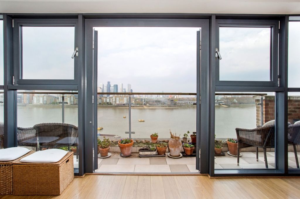 Property photo 1 of 26 45 Wood Wharf 277...