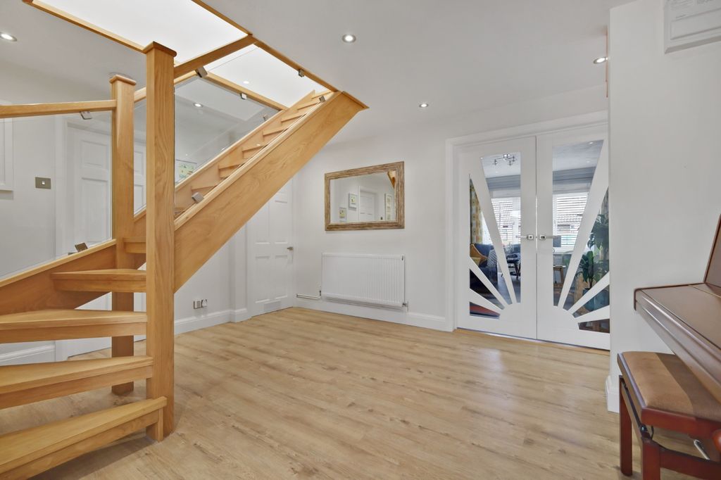 Property photo 2 of 18 4875245