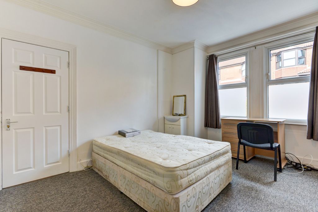 Property photo 3 of 11 A Bright And Clean Student Bedroom Featuring A Dou...