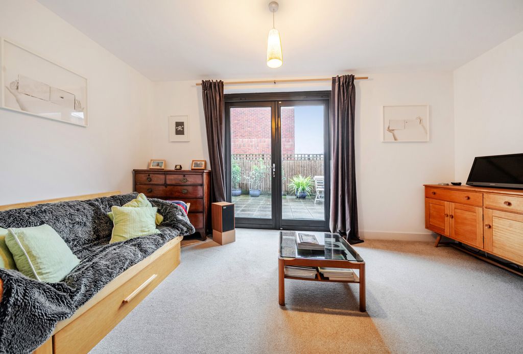 Property photo 3 of 17 1393833-13-694299...