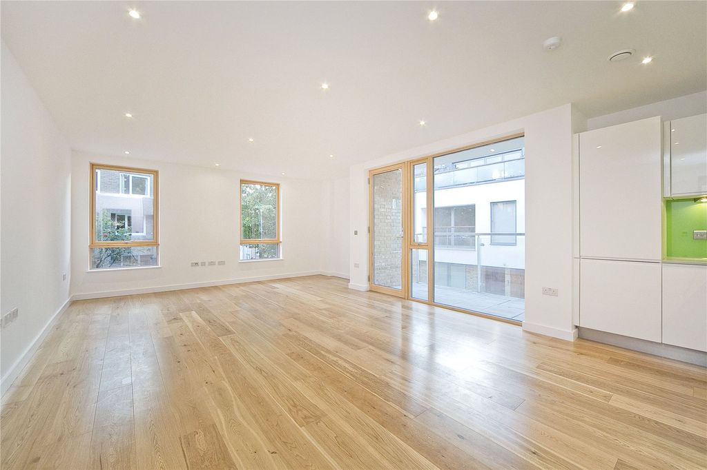 Property photo 1 of 13 Living/ Dining Area