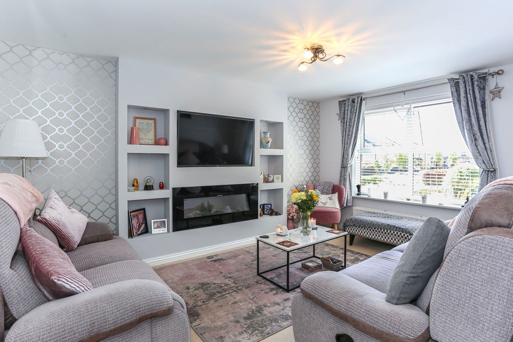 Property photo 1 of 32