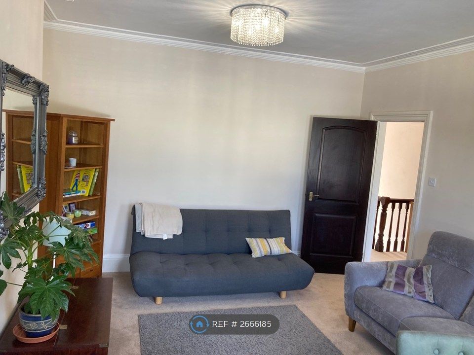 Property photo 3 of 24 Lounge 2