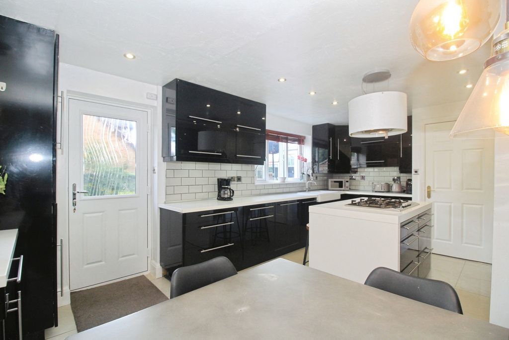 Property photo 3 of 21 Living Kitchen