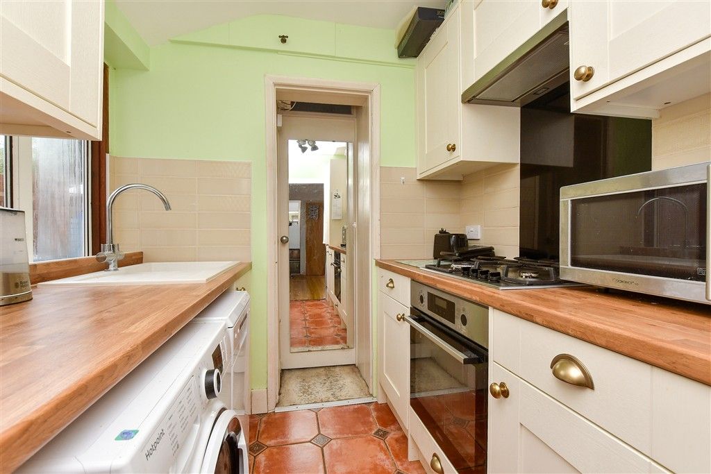 Property photo 3 of 10 Kitchen