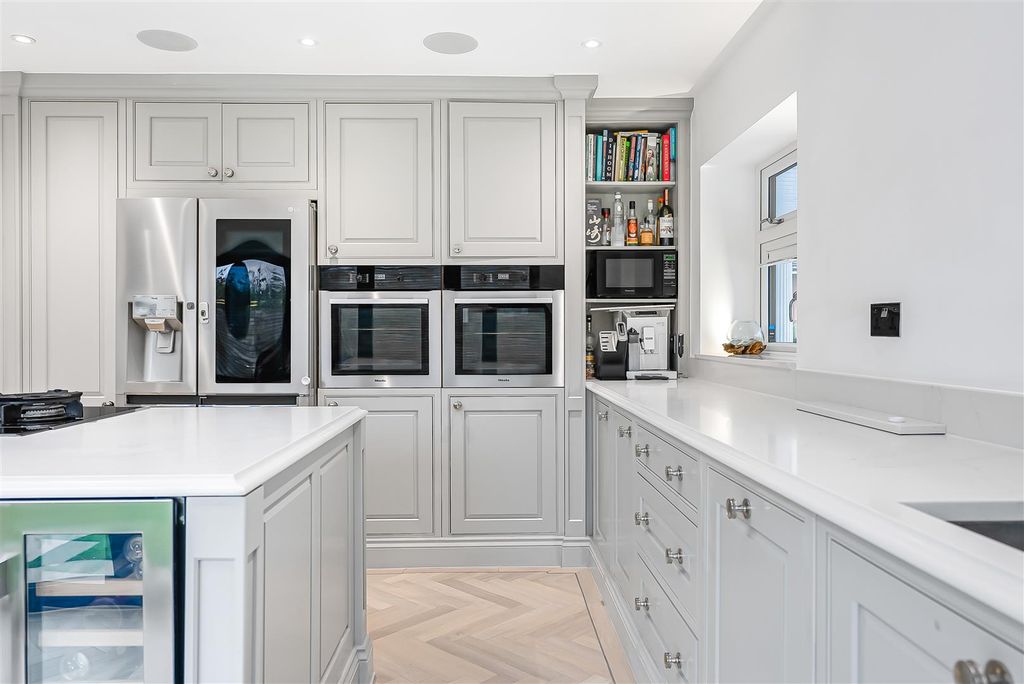 Property photo 3 of 32