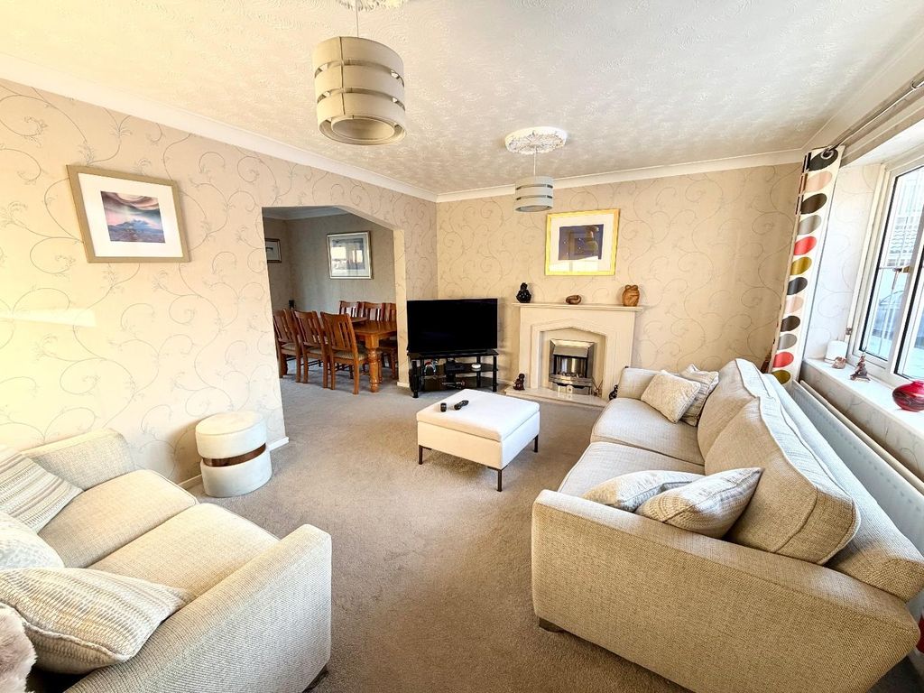 Property photo 3 of 19 Lounge