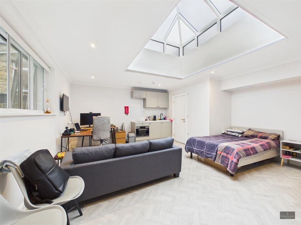 Property photo 2 of 18 Cam02887G0-Pr0609-Still015.Jpg