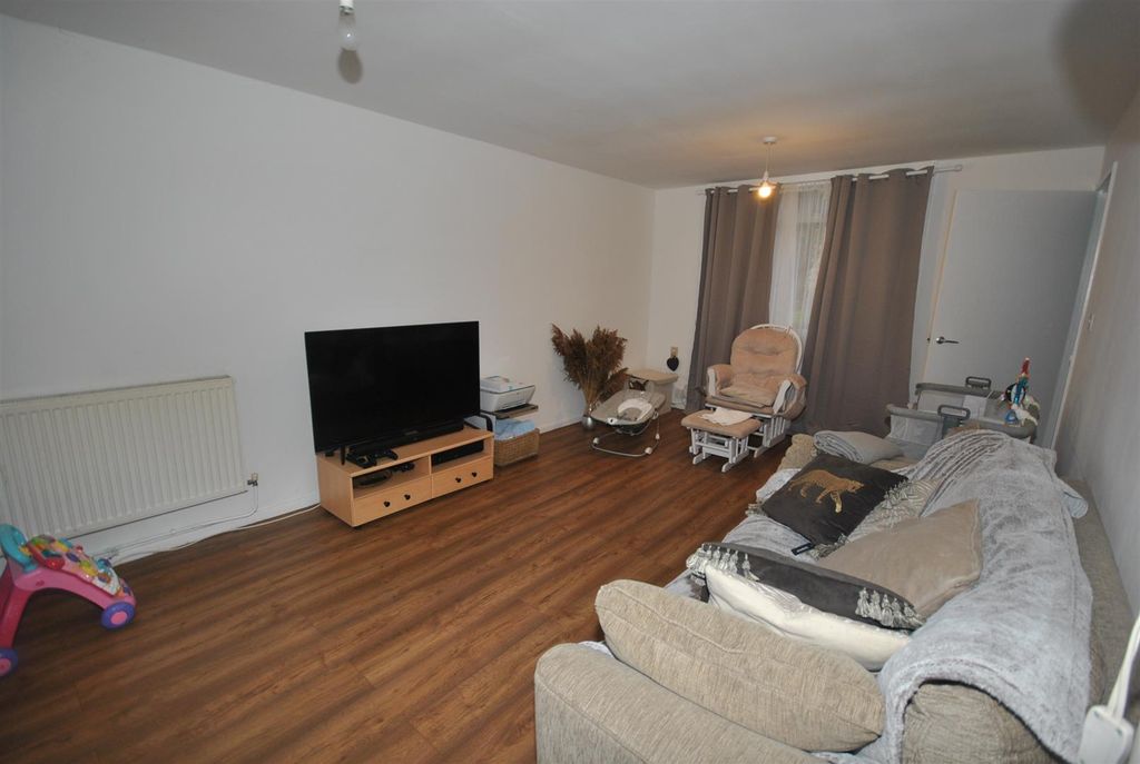 Property photo 3 of 11 Lounge