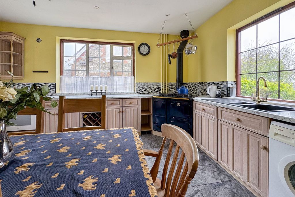 Property photo 3 of 27