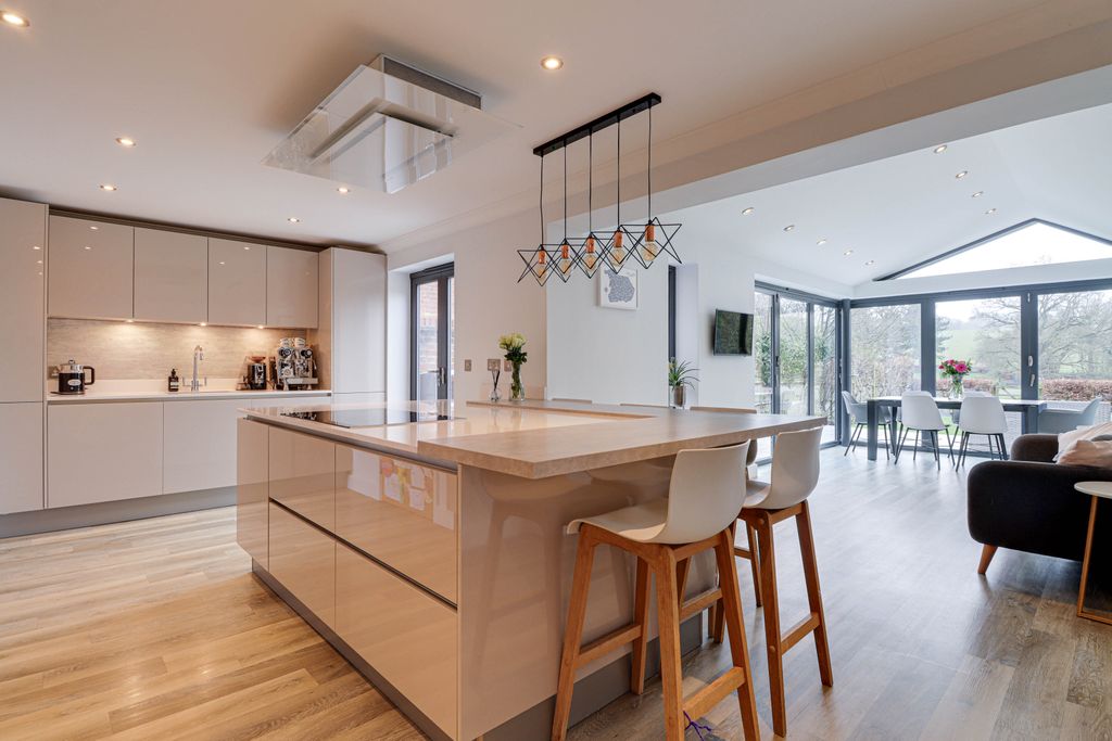 Property photo 3 of 25 Kitchen/Family/Diner