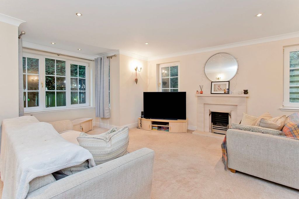Property photo 2 of 31