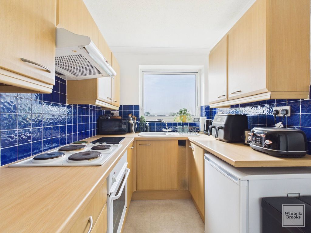 Property photo 3 of 17 Kitchen