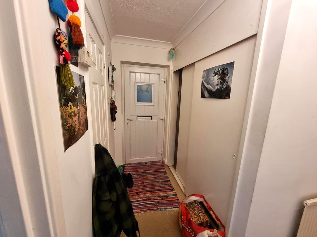 Property photo 3 of 10 Entrance Hall