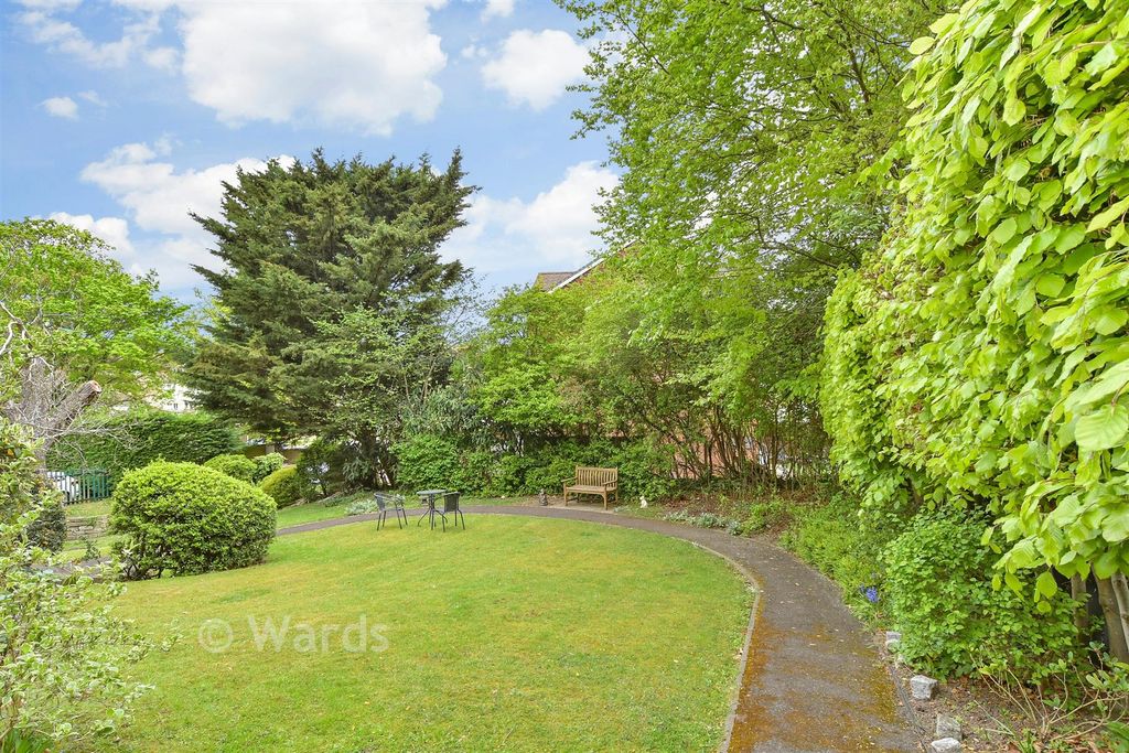 Property photo 2 of 10 Communal Gardens
