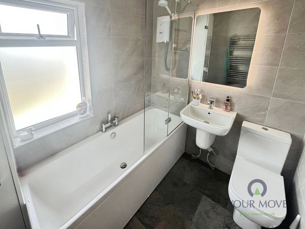 Property photo 3 of 11 Bathroom