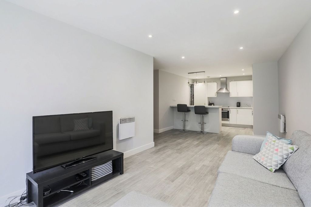 Property photo 1 of 11 Meath Crescent E2