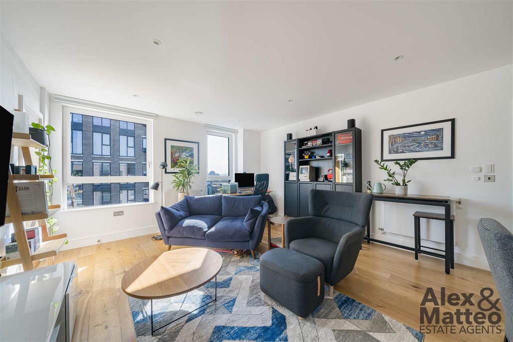 Property photo 1 of 15 Marine Wharf East