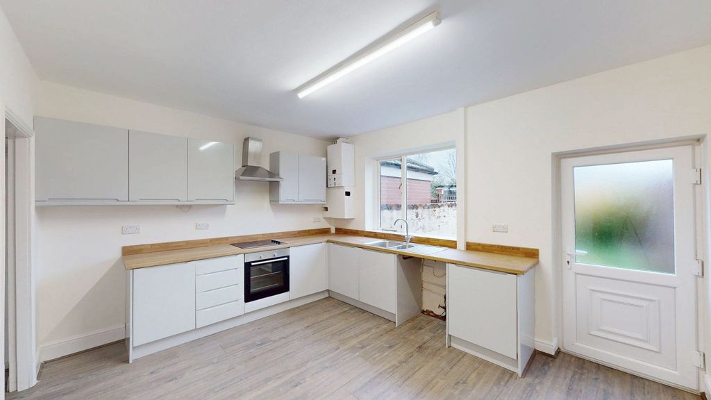 Property photo 3 of 9 Kitchen