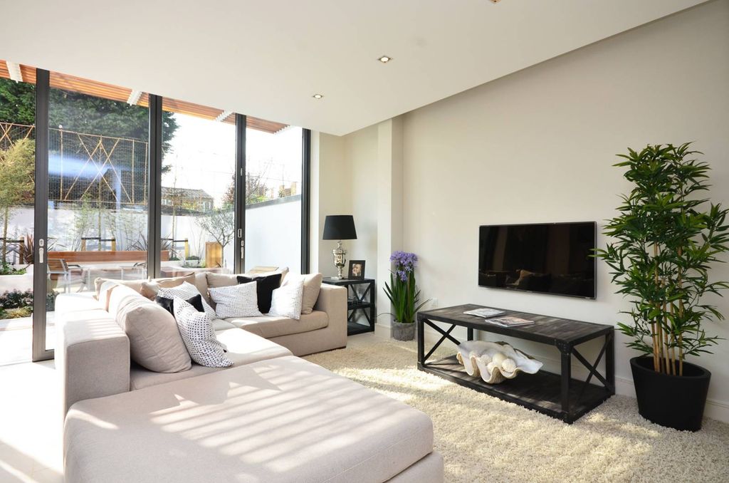 Property photo 2 of 22