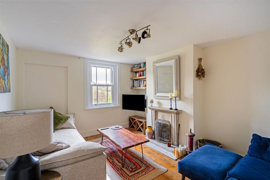 Property photo 3 of 22 101795_2 Western Terrace Brimscombe-14.Jpg