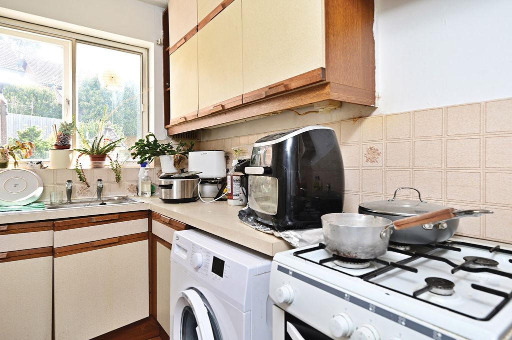 Property photo 3 of 6 27 Bloomsbury Way (4) - Copy