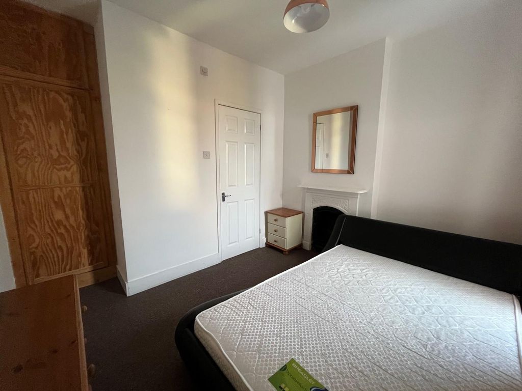 Property photo 3 of 7 Bed.Jpg