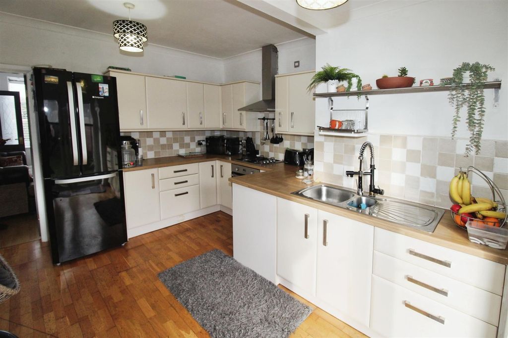 Property photo 3 of 18 Kitchen