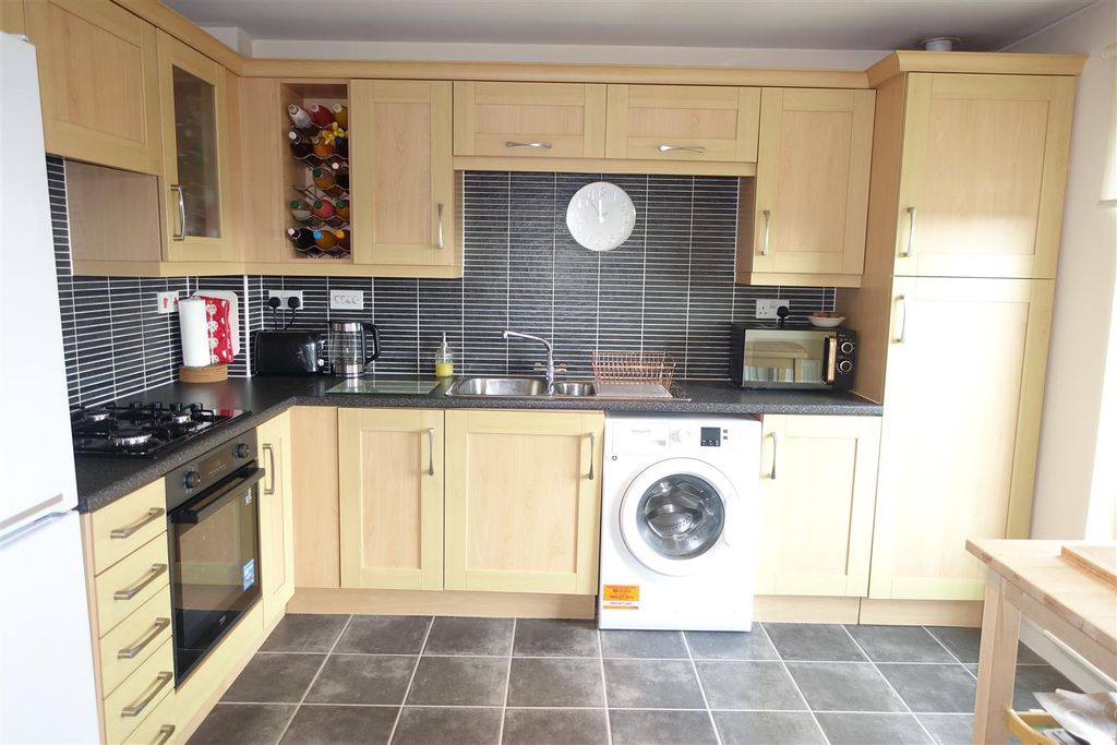 Property photo 3 of 12 Kitchen