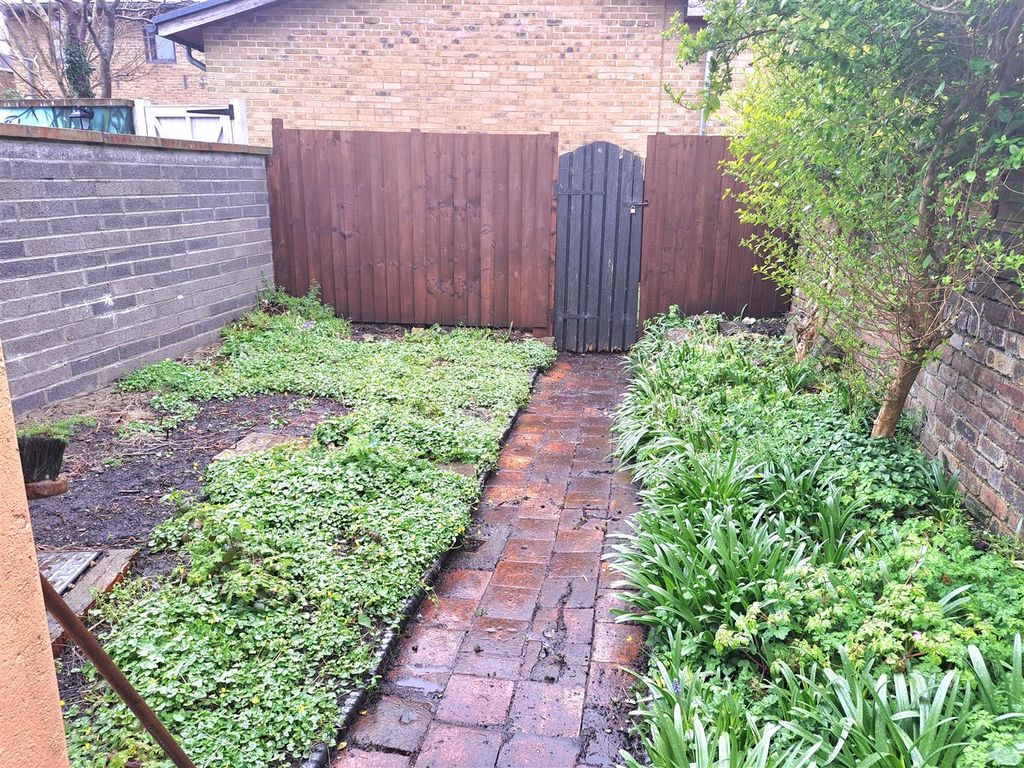 Property photo 2 of 8 Garden