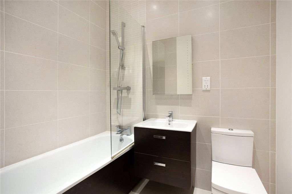 Property photo 2 of 8 Bathroom
