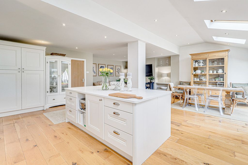 Property photo 2 of 36