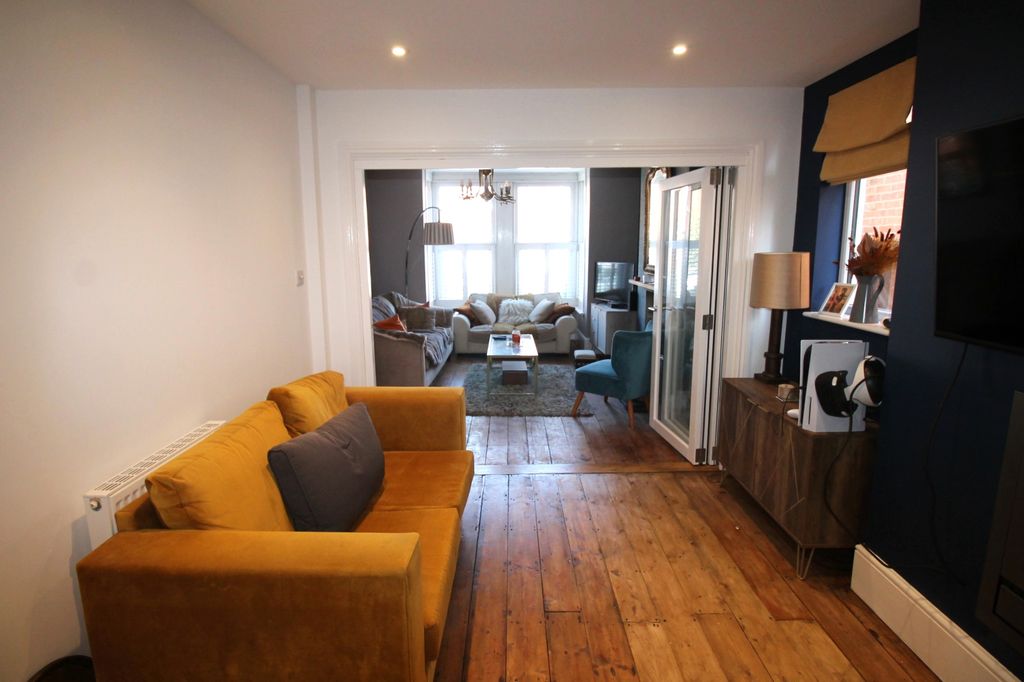 Property photo 2 of 14 Family Room &amp; Lounge
