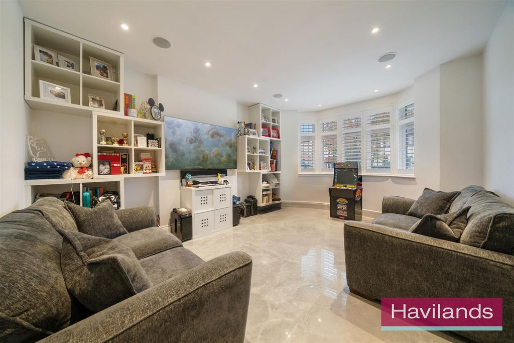 Property photo 3 of 22 Broadfields Avenue-10.Jpg