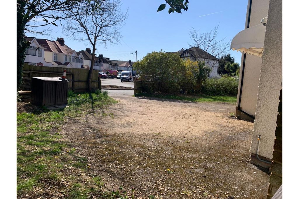 Property photo 2 of 19 Parking