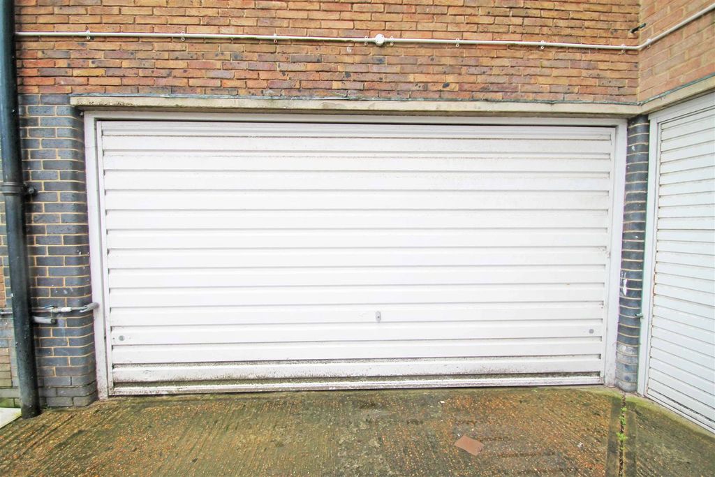 Property photo 1 of 2 Garage