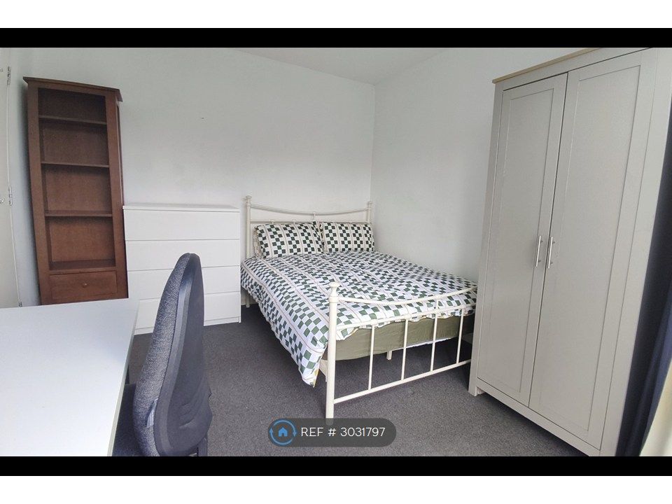 Property photo 3 of 7 Double Room To Rent Crawley Town Center