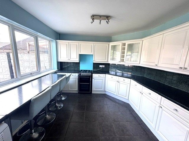 Property photo 3 of 9 Kitchen