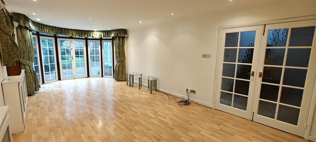 Property photo 2 of 52 Thru Lounge