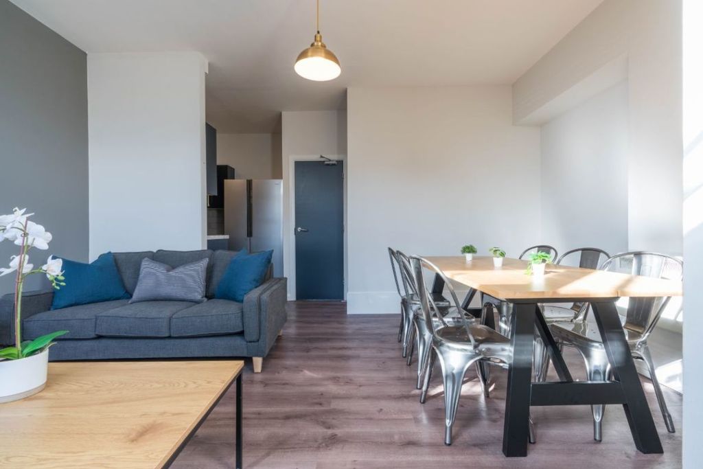 Property photo 1 of 16 Khf15 - Living Area